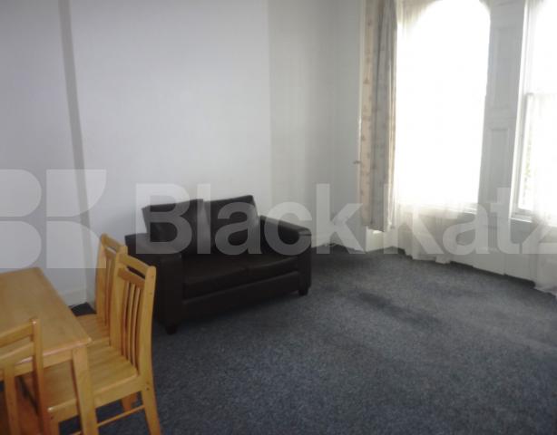 			HUGE ONE BED!, 1 Bedroom, 1 bath, 1 reception Flat			 St Augustines Road, CAMDEN SQUARE 